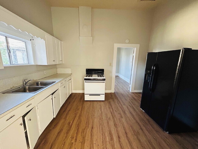 Building Photo - Downtown 1 bed/1 bath charmer!