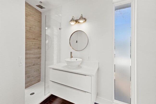 Building Photo - 1904 E 17th St