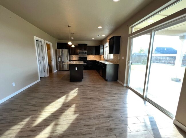 Building Photo - West Richland Home On 0.32 Acres
