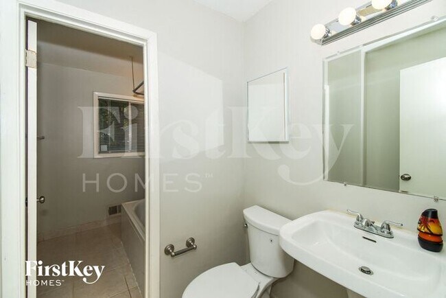 Building Photo - 302 Woodstock Dr SW