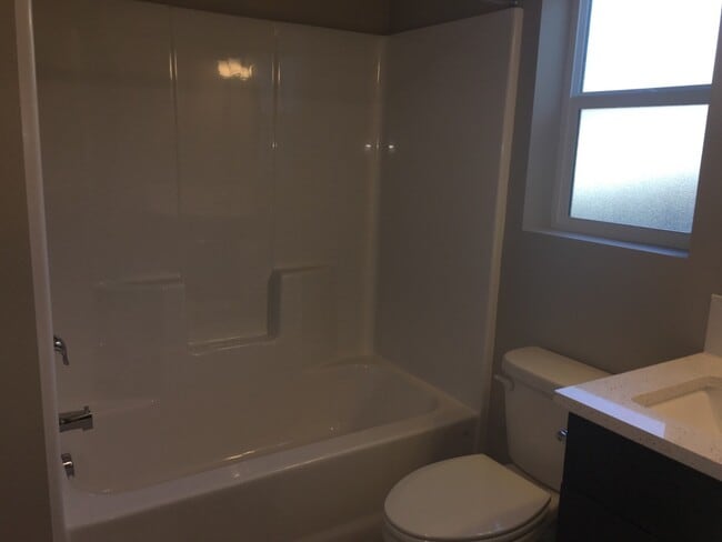 Building Photo - 1575 NE Rumgay Ln