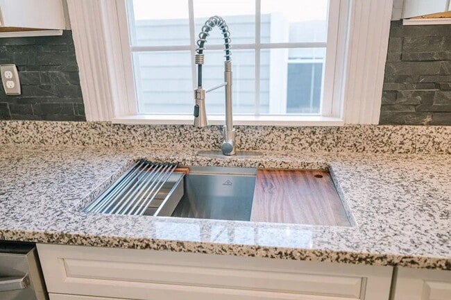 Building Photo - Newly Renovated & Spacious 4bed/2bath