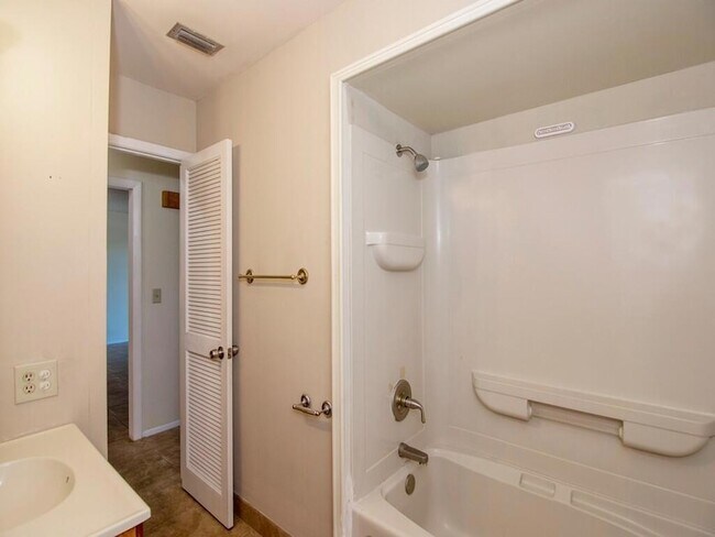 Building Photo - 226 SW Reynolds Ave