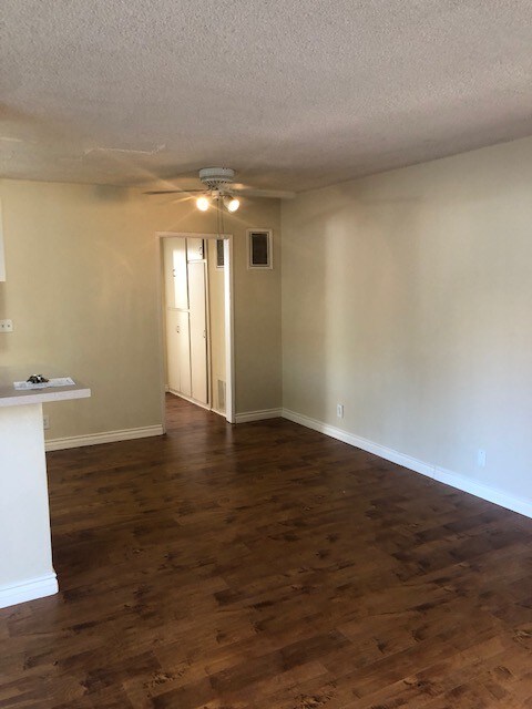 Building Photo - 15810 Vanowen St