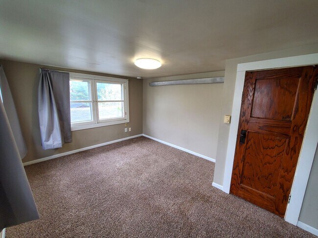 Building Photo - 808-810 W 2nd St