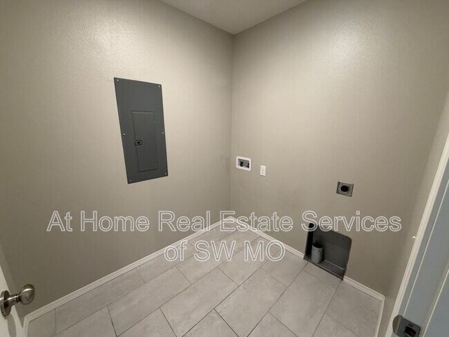 Building Photo - 1318 S Houston Ave