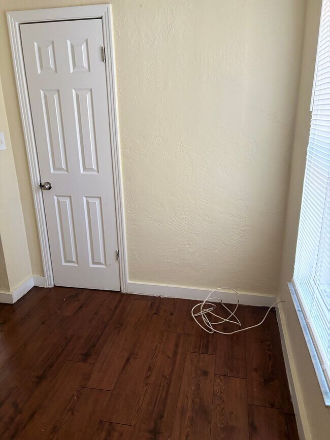 Building Photo - Move in special - 4 Bedroom 2 Bath w Fence...