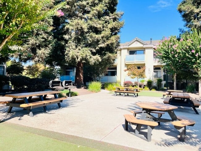 Building Photo - Move-In Ready, 2BD/2BA, Upper-Level, Singl...