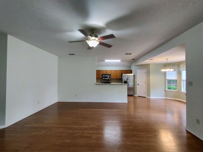 Building Photo - Beautiful 3 bedroom home ready for move in
