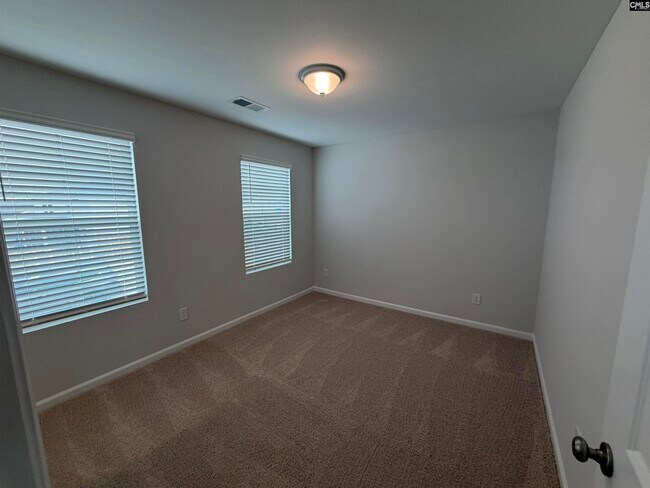 Building Photo - 3040 Hallsdale Dr