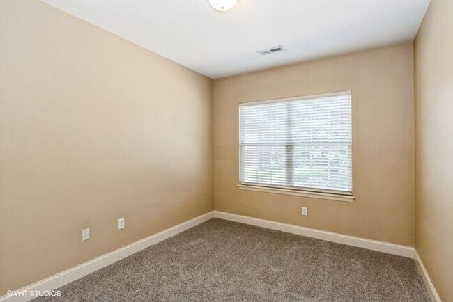 Building Photo - $2,100 | 3 Bedroom, 2 Bathroom Condo | No ...