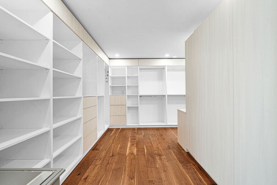 walk-in closet - 150 NE 50th Ter