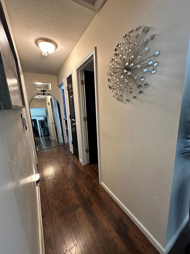 Building Photo - 3 bedroom, 2 Full Bathroom Single Family H...