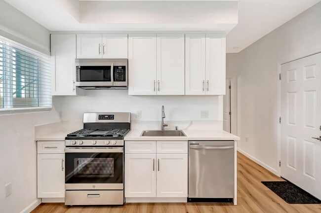 Building Photo - 14527 Hartland-11