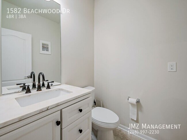 Building Photo - 1582 Beachwood Dr