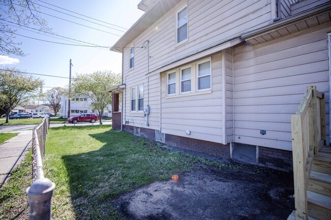 Building Photo - Spacious and Beautidul Four Bedroom Home!