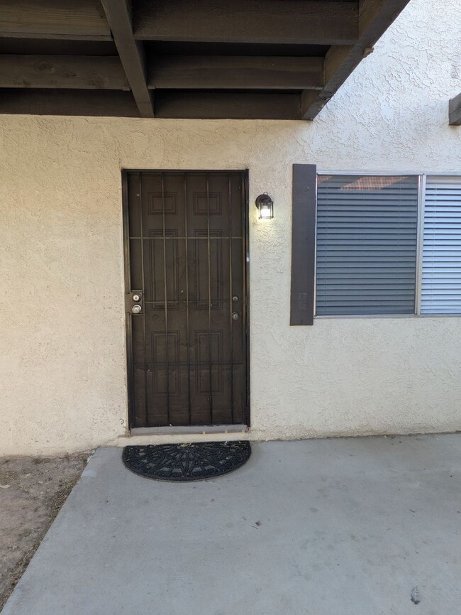 Building Photo - REMODELED 2 BEDROOM FOURPLEX UNIT