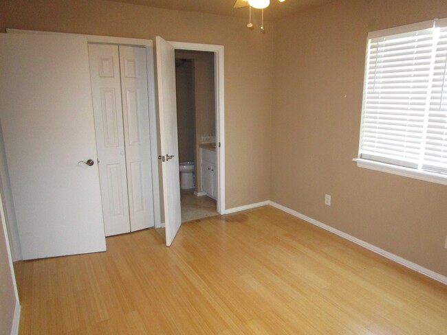 Building Photo - (2) Bed/(2.5) Bath Townhome Avail Now! Poo...