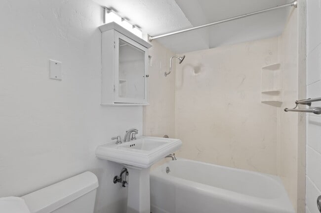 Building Photo - Charming Pualei Circle 1BR Condo with Parking, Pool & Utilities Included