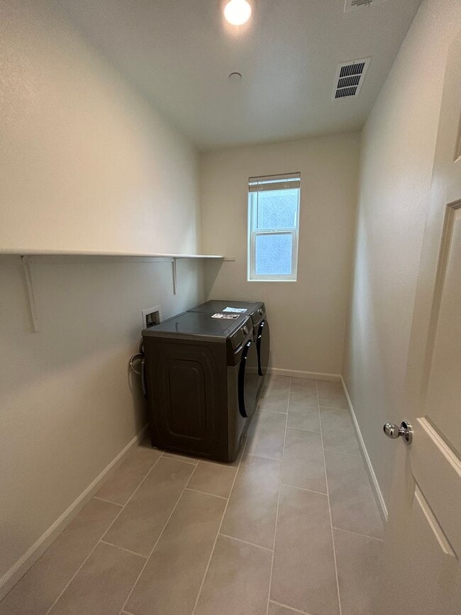 Building Photo - 5 Bedroom 4 Bathroom Home in The Quail Riv...