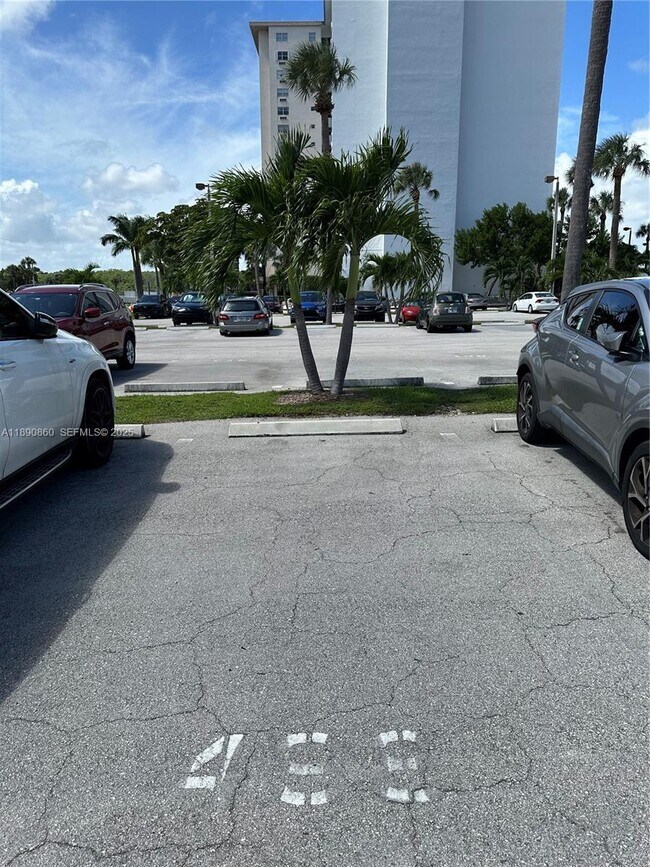 Building Photo - 400 Kings Point Dr