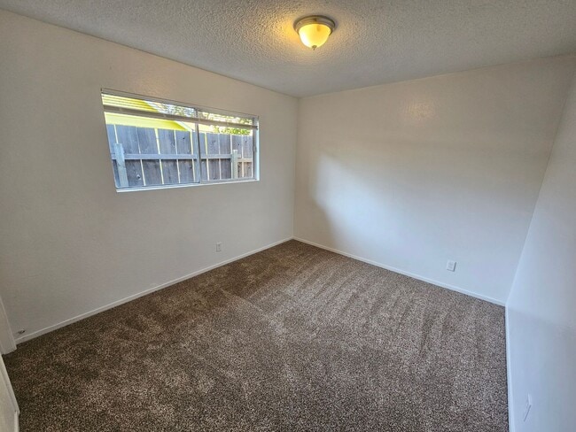 Building Photo - 1 Bedroom 1 Bath Triplex Unit in Los Molinos!