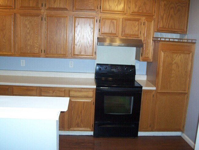 Building Photo - 830 Wateka Way