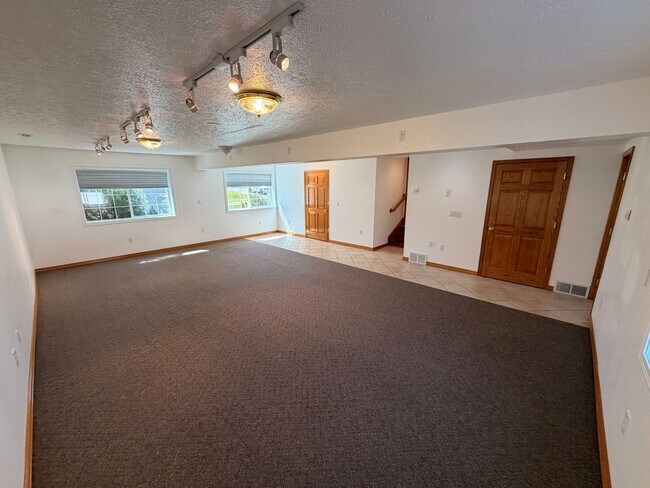 Building Photo - Spacious 3 Bed, 2.5 Bath House in Spokane Valley!