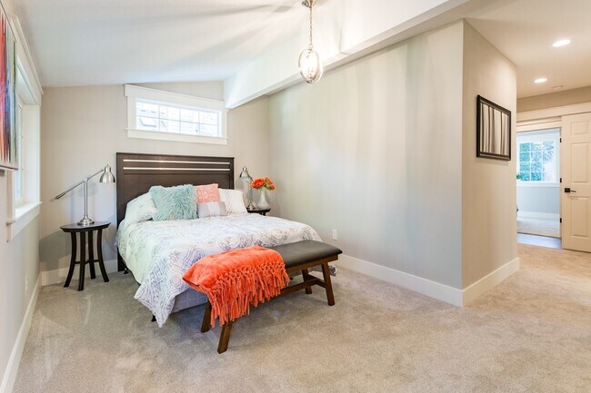 Building Photo - Gorgeous Lake Oswego Remodeled Cottage