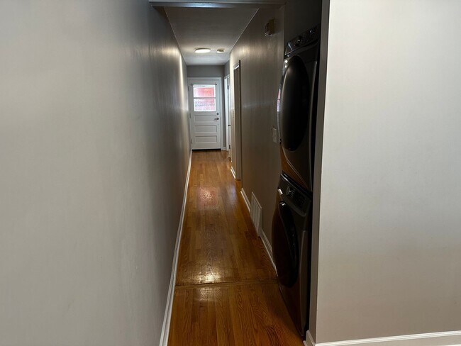 Building Photo - Spacious 2 Bed, 1 Bath, Plus Den/Office in...