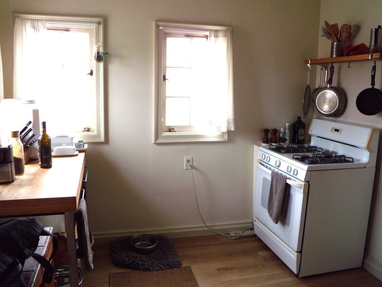 kitchentub shower - 913 Camelia St