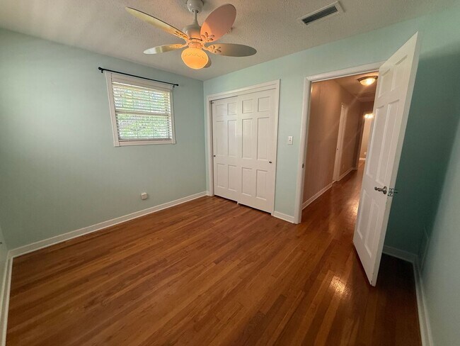 Building Photo - 905 Poinciana Dr