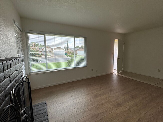 Building Photo - Four Bedroom, Two Bathroom, Water/Sewer/Trash and Yard Maintenance Included!