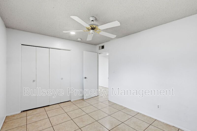 Building Photo - 2245 W Glenrosa Ave