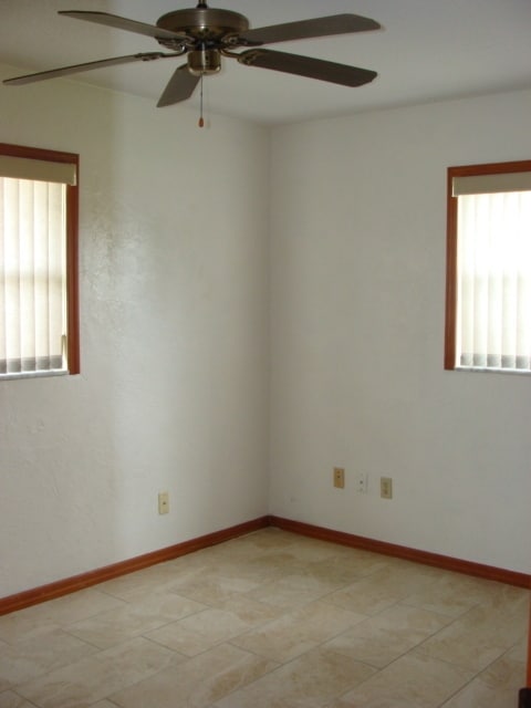 Building Photo - 2 Bed 1 bath Granite Countertops  Screen Porch Call Carole Arcaro Deltona Lakes Realty 386-216-4900