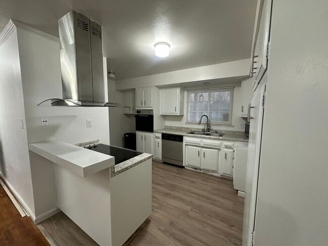 Building Photo - 250 Devere Way