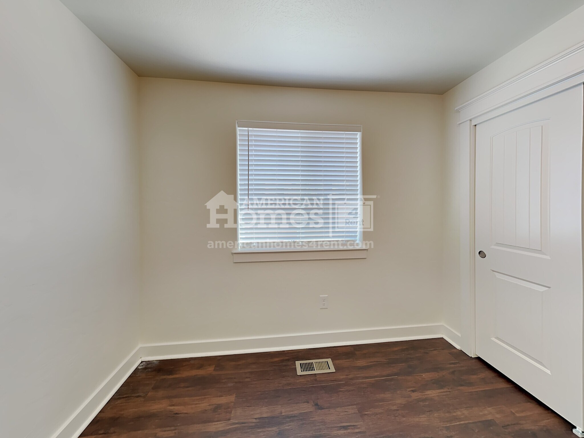 Building Photo - 891 S Threave Ave