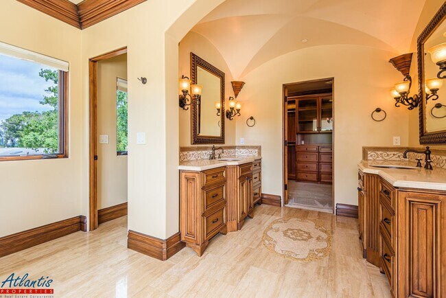 Building Photo - Executive Estate in the Heart of Silicon Valley