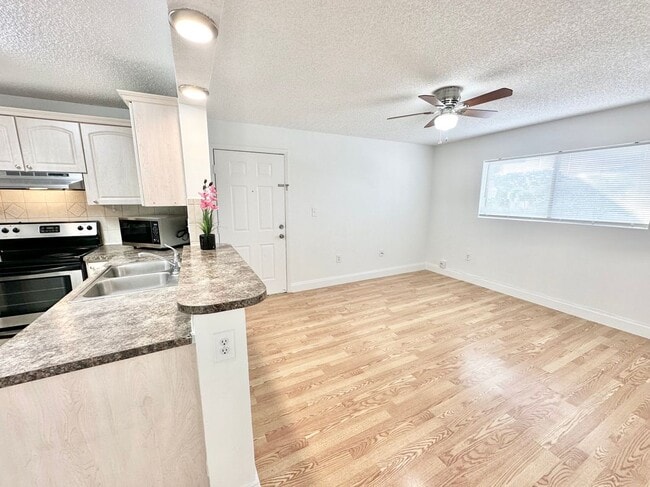 Building Photo - 351 Palm Way