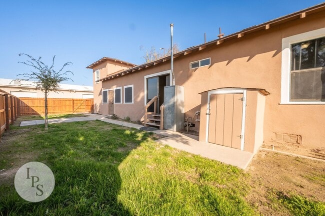 Building Photo - Fresno Westside Farm Home, 3BR/1BA, Built 1925 – Modern Updates!