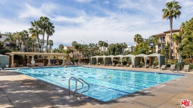 Building Photo - 6400 Crescent Prk E