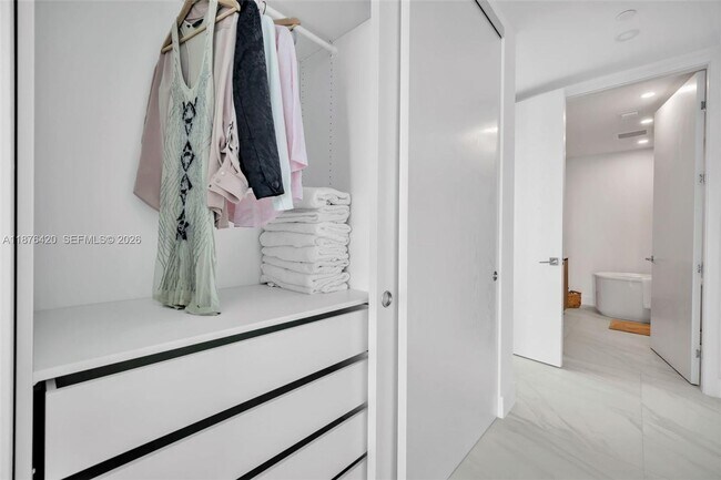 Building Photo - 17550 Collins Ave