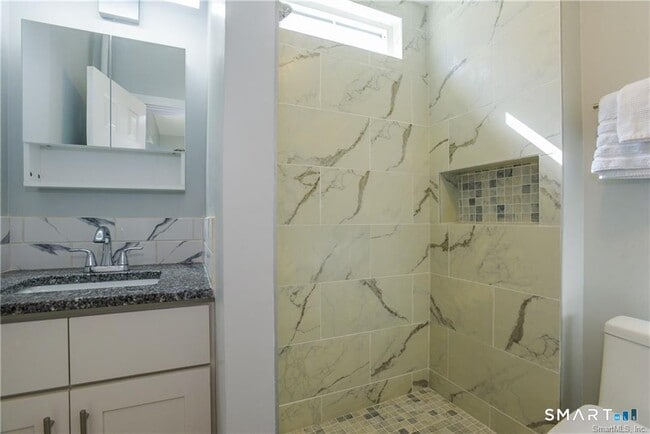 Building Photo - 21 Bayview Ave