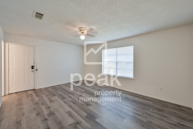 Building Photo - $1,625! 2Bed/2Bath duplex in Arlington! Pr...
