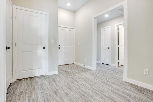 Building Photo - Pre-leasing for July