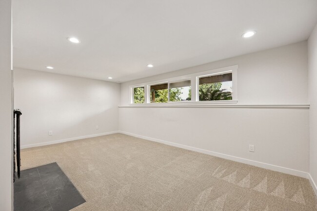 Building Photo - Beautifully Remodeled 3 Bed/2 Bath Edmonds...