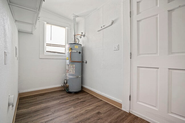 Building Photo - Charming 3 Bedroom Home Near Broadway | Spacious Layout | Prime Sacramento Location