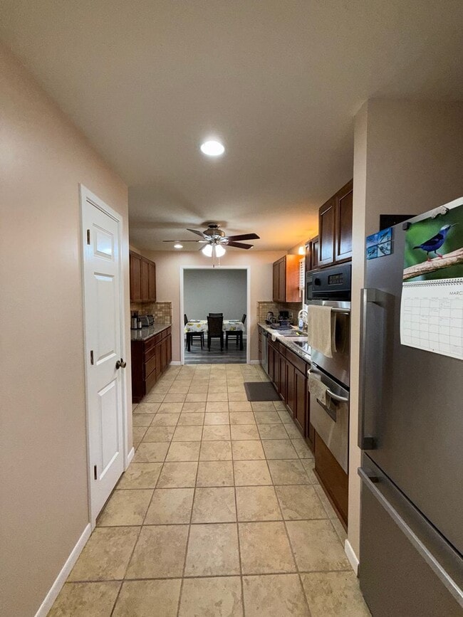 Building Photo - Spacious 3 Bedroom 2 Bath home AVAILABLE NOW!