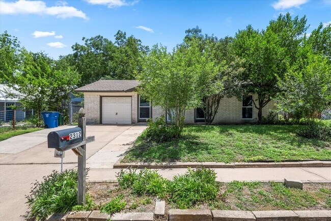 Building Photo - 2312 Aldford Dr