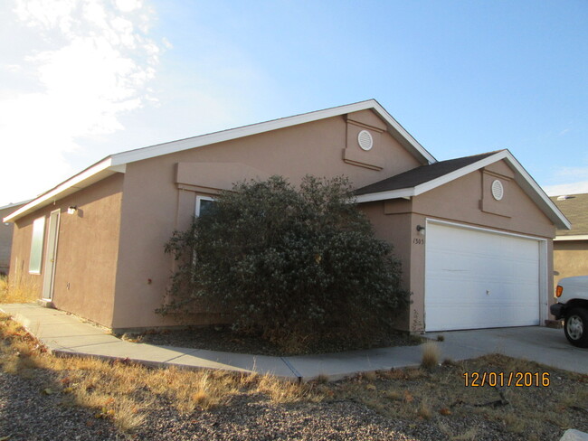 Building Photo - SW 3BR 2 Bath 2 car garage 1050SF